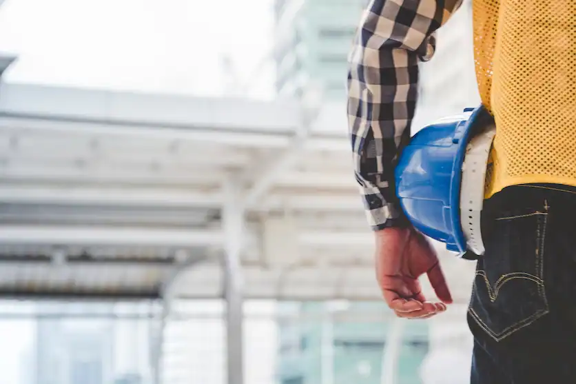 Empleado en su puesto de trabajo | Foto de 123RF/howtogoto