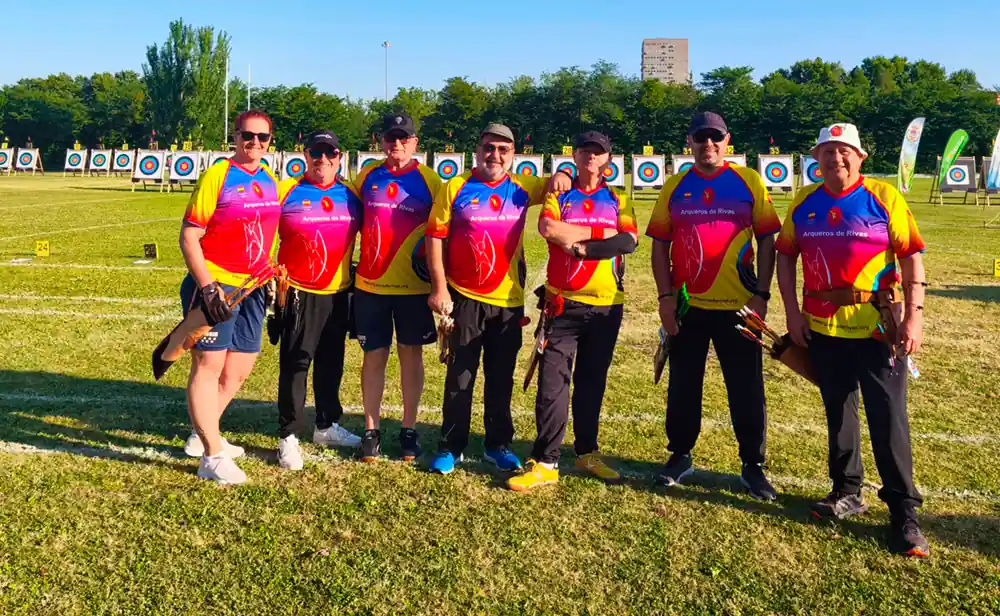 tiro con arco CAMPEONATO DE ESPANA 2025 Yolanda Díaz, Juan José de la Parra y los otros cinco integrantes del club Tiro con Arco de Rivas, en el Campeonato de España 2025.