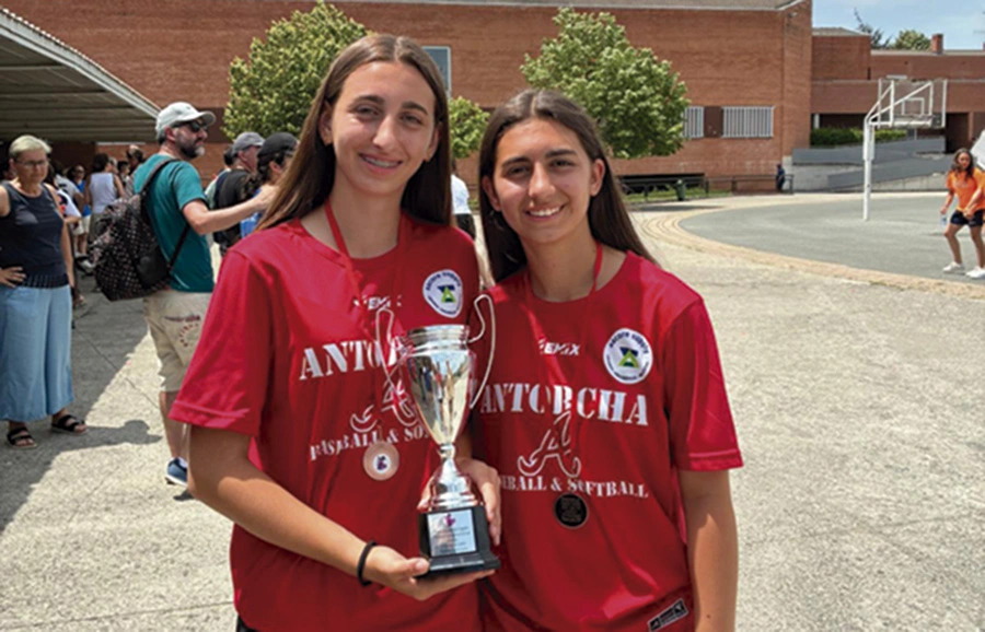 Carol-y-Sara-Donoso-bronce-Campeonato-Espana-clubes-2025 Bronce en sófbol