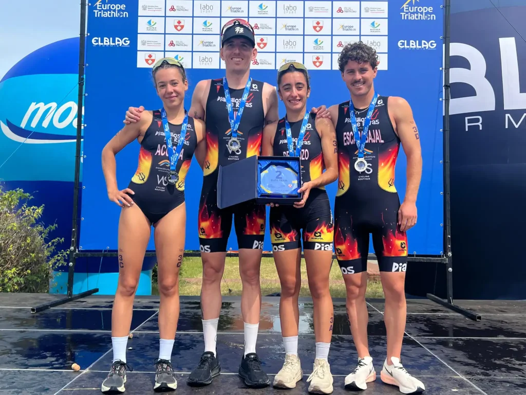 Paula del Pozo, Iván Gil, Lucía Acosta y Saúl Escarabajal posan sonrientes junto al fruto de su esfuerzo.