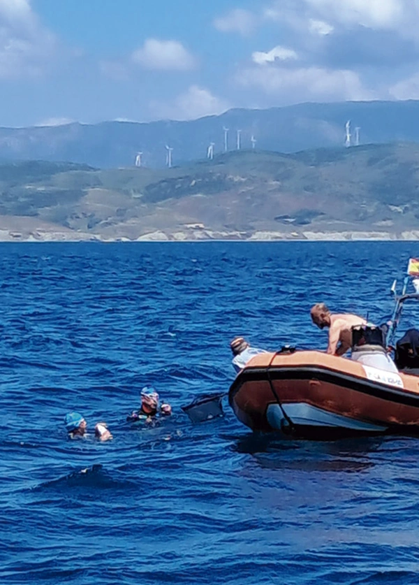 Un momento de la travesía a nado.