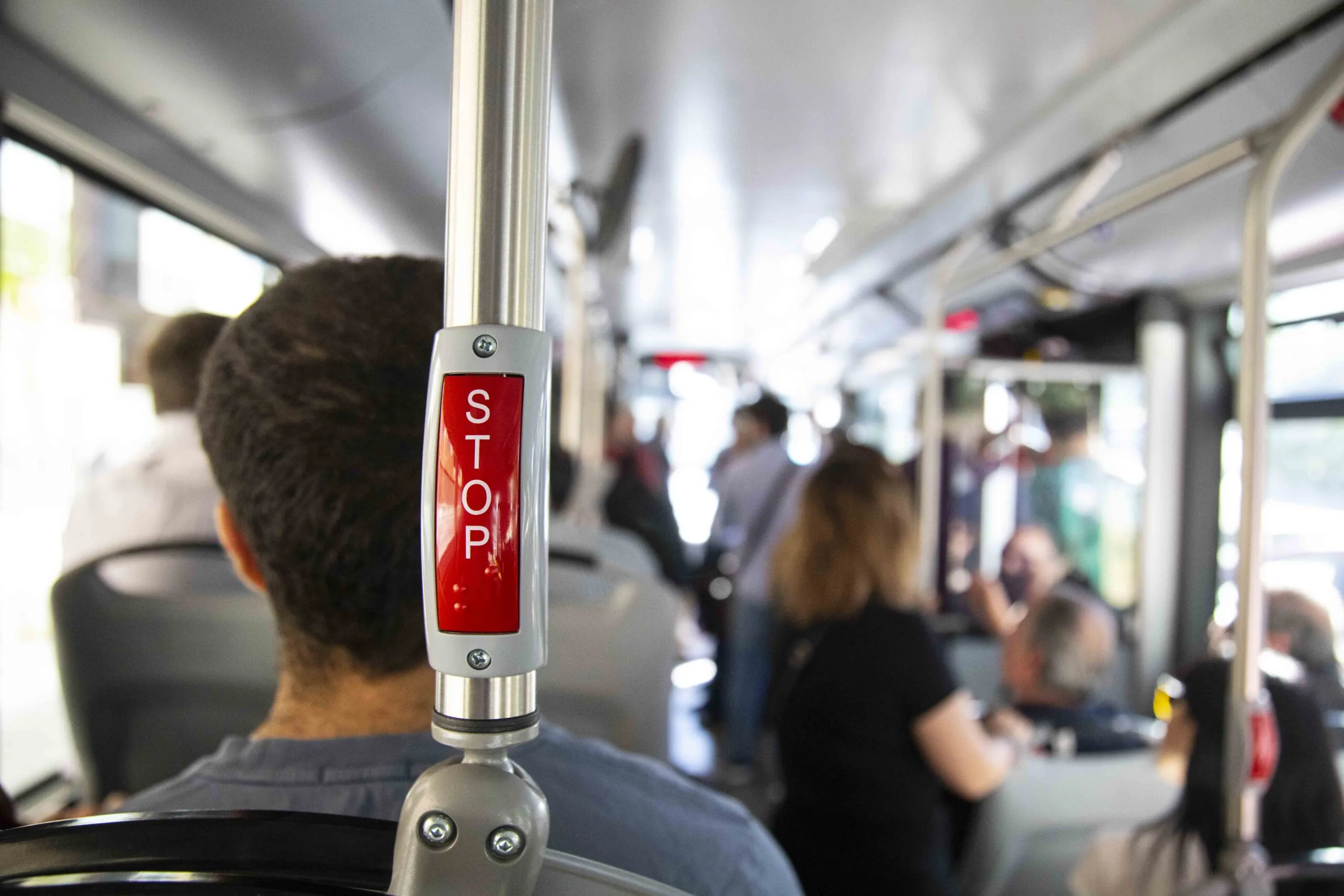 Un botón rojo de STOP está sujeto a un poste en el interior de un autobús urbano abarrotado. Mientras la luz del sol se cuela por las ventanillas, los pasajeros disfrutan del ajetreado ambiente, como hoy, cuando el Ayuntamiento pide bajar las frecuencias de los autobuses. Un botón rojo de STOP está sujeto a un poste en el interior de un autobús urbano abarrotado. Mientras la luz del sol se cuela por las ventanillas, los pasajeros disfrutan del ajetreado ambiente, como hoy, cuando el Ayuntamiento pide bajar las frecuencias de los autobuses.