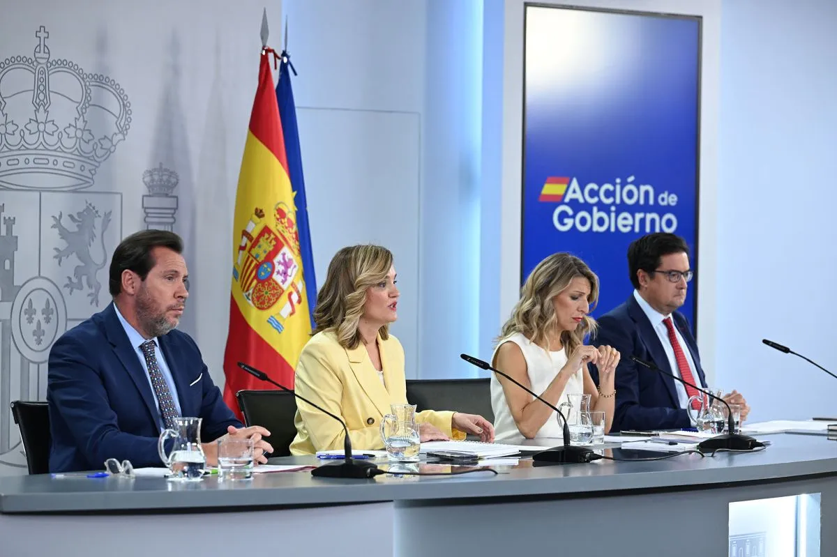 Cuatro personas vestidas de etiqueta se sientan en una mesa de conferencias con micrófonos para hablar en un acto con la prensa. Detrás de ellos, la bandera española y un cartel en el que se lee Acción de Gobierno, mientras el Consejo de Ministros aborda la zona catastrófica y las hectáreas quemadas. Cuatro personas vestidas de etiqueta se sientan en una mesa de conferencias con micrófonos para hablar en un acto con la prensa. Detrás de ellos, la bandera española y un cartel en el que se lee Acción de Gobierno, mientras el Consejo de Ministros aborda la zona catastrófica y las hectáreas quemadas.