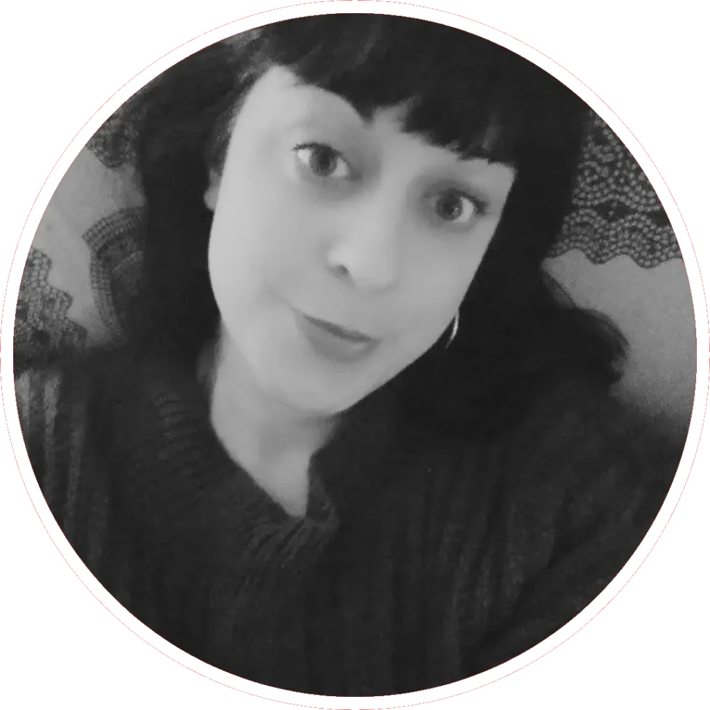 Rut A. Mijarra lleva un jersey y mira a la cámara con expresión neutra. La imagen tiene un borde circular.