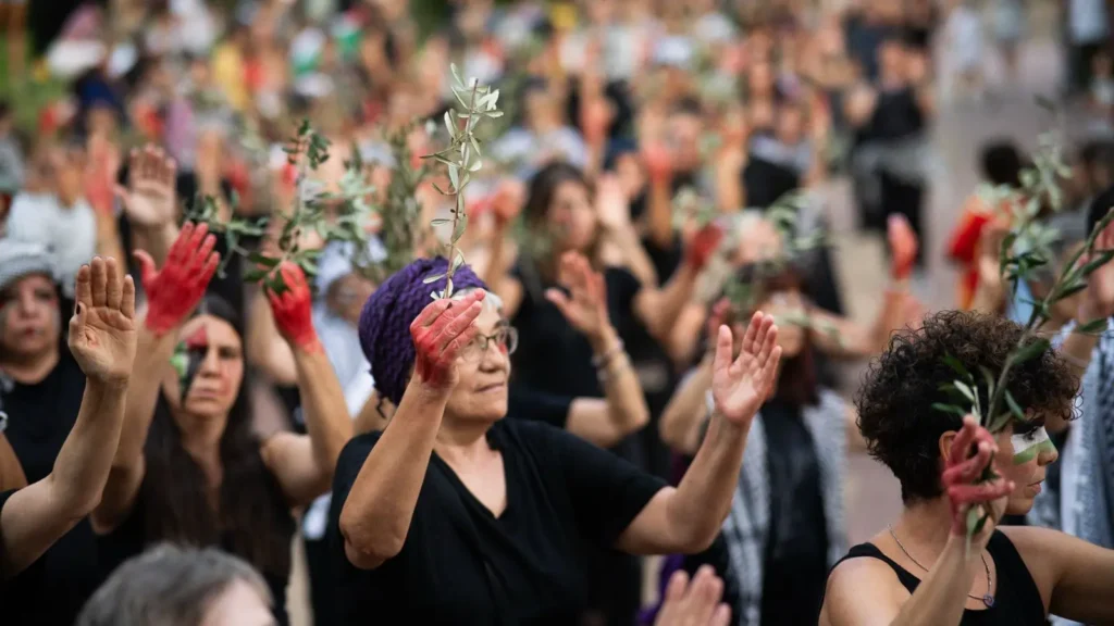Un grupo de personas sosteniendo hojas.