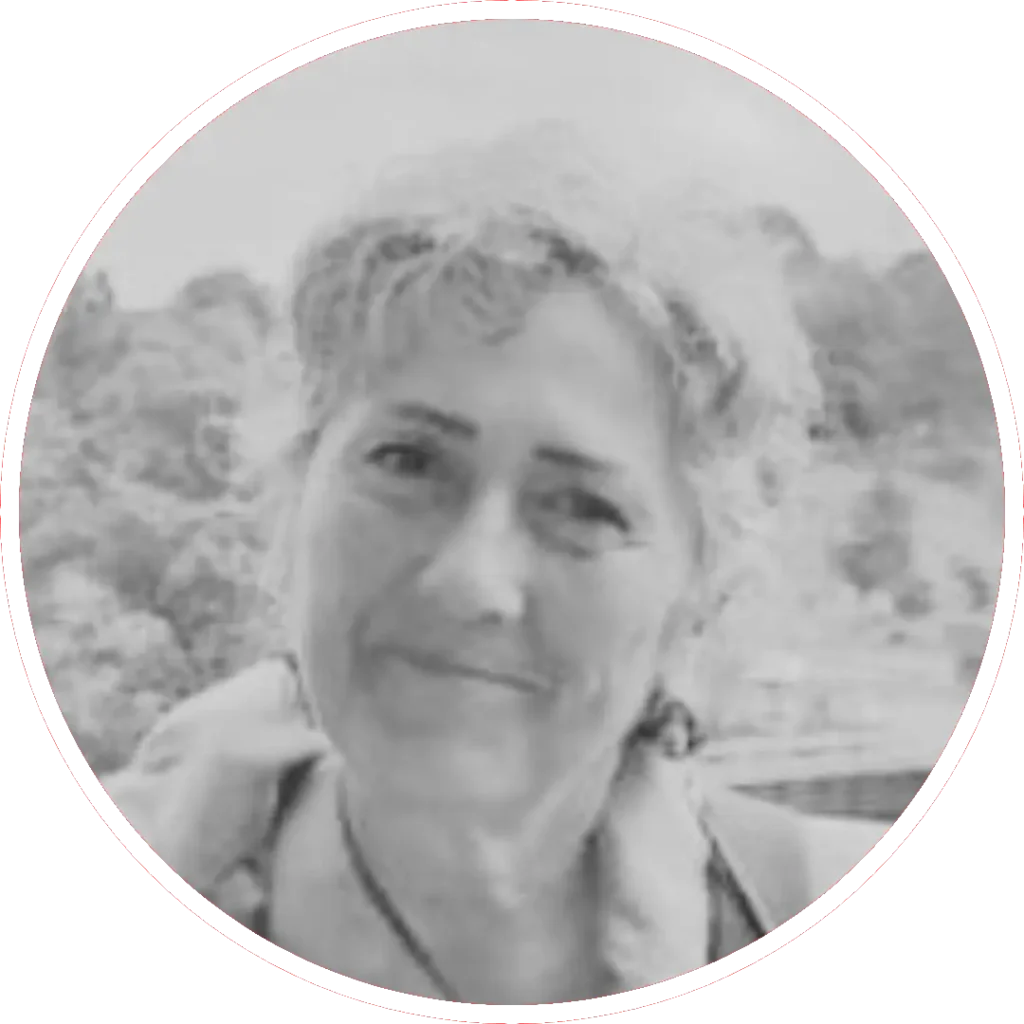 Nines. Fotografía en escala de grises de una mujer mayor con el pelo rizado y canoso, que sonríe amablemente a la cámara. Los árboles y la naturaleza son visibles en el fondo borroso dentro de un marco circular, reflejando sus valores de laicismo y en defensa de lo justo.