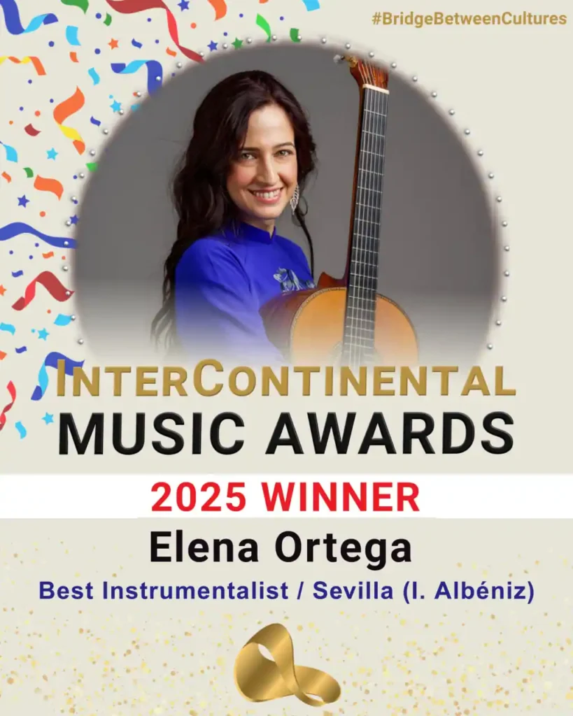 Una guitarrista ripense premiada con pelo largo y oscuro, vestida con un top azul, sostiene una guitarra clásica. El texto dice "InterContinental Music Awards 2025 Ganadora Elena Ortega Mejor Instrumentista / Sevilla (I. Albéniz)". Confeti decora el fondo.
