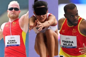 Tres atletas paralímpicos en acción en el Campeonato del Mundo de Atletismo Paralímpico: un hombre se prepara para lanzar disco, una mujer con los ojos vendados salta en salto de longitud y otro hombre corre: todos compiten por medallas y representan a España.