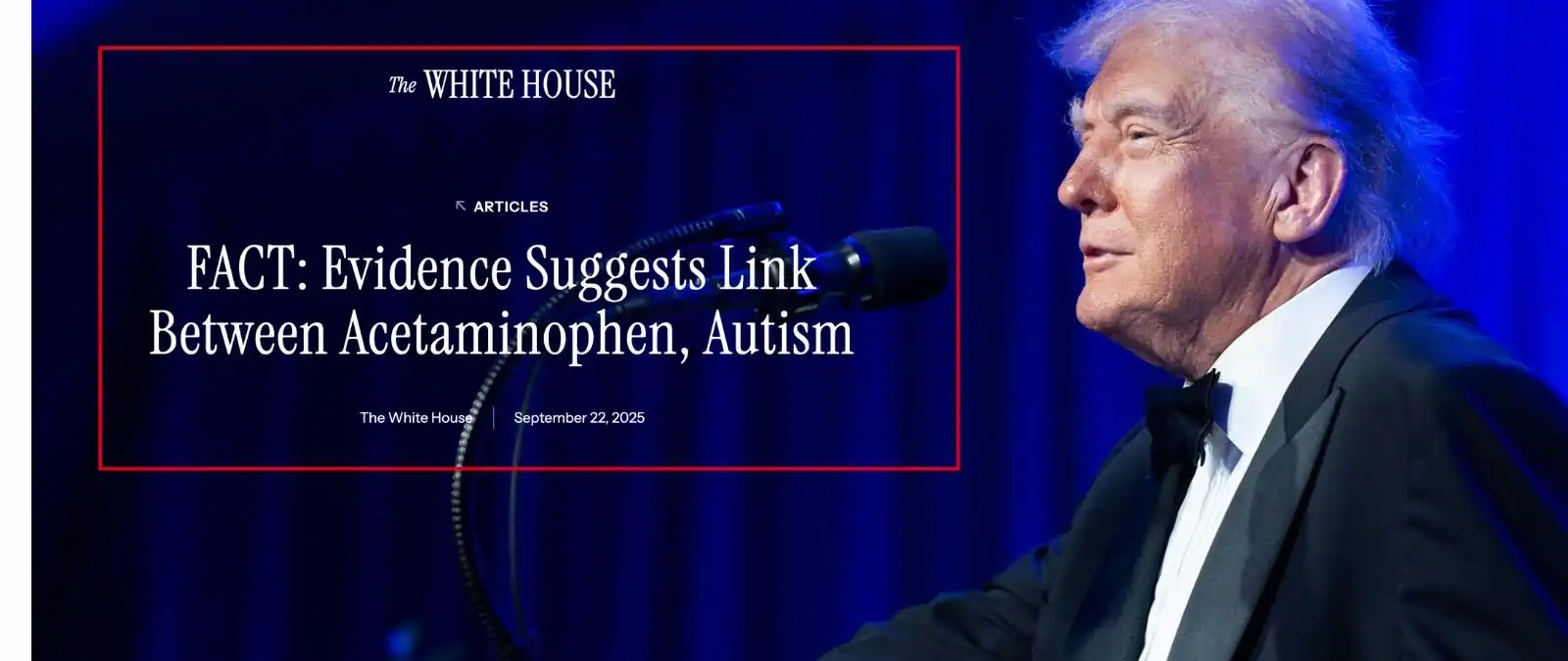 Un hombre trajeado frente a un micrófono en el escenario. El texto superpuesto dice: FACT: Evidence Suggests Link Between Paracetamol, Autismo. La Casa Blanca. 22 de septiembre de 2025.