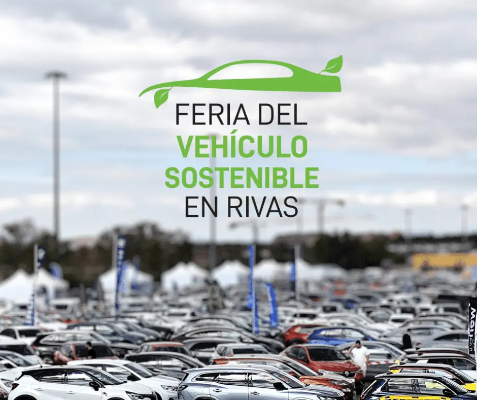 Una gran Feria del Vehículo Sostenible al aire libre en Rivas, con muchos vehículos aparcados y gente caminando entre ellos. Texto en español superpuesto: "Feria del Vehículo Sostenible en Rivas", con un gráfico verde de coches encima, destacando los coches vendidos.