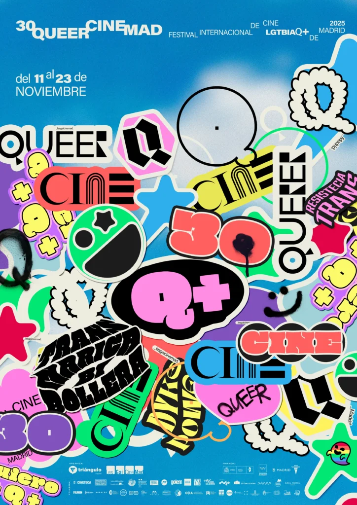 Un colorido cartel para el 30 Festival Internacional de Cine QueerCineMad 2025 en Madrid, con pegatinas con palabras como queer, cine, Q+, travca, marica, bi, bollera sobre un fondo azul. Con el apoyo de la Comunidad de Madrid.
