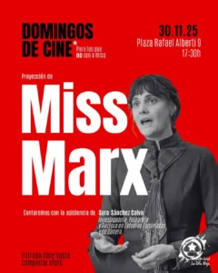 Cartel en blanco y negro para la proyección de Miss Marx en el que aparece una mujer hablando con una mano levantada. Los detalles del evento, fecha, hora, lugar (Centro Social La Seta Roja) y orador invitado aparecen en rojo y blanco.