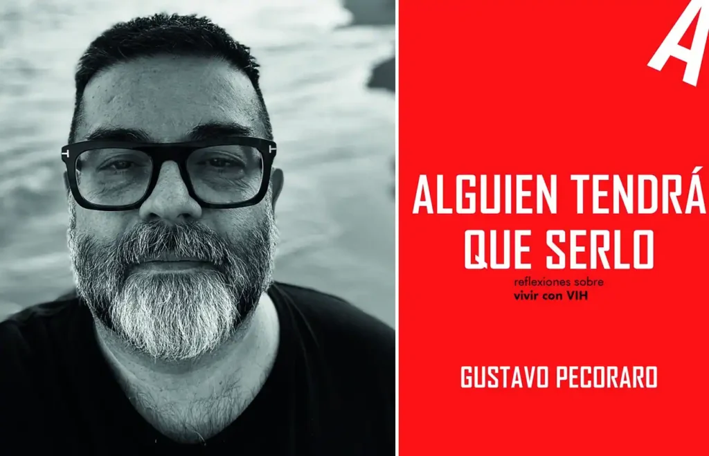 Un hombre con gafas y barba se toma un selfie en blanco y negro al aire libre. A su lado hay un panel rojo con texto en blanco: "Alguien tendrá que serlo, reflexiones sobre vivir con VIH", un libro sobre VIH de Gustavo Pecoraro y Rivas.