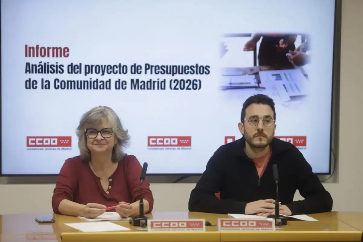 Dos personas sentadas en una mesa con micrófonos frente a una pantalla que muestra una presentación titulada «Informe: Análisis del proyecto de Presupuestos 2026 de la Comunidad de Madrid», centrado en la gestión privada y los servicios públicos, con logotipos de CCOO visibles. Dos personas sentadas en una mesa con micrófonos frente a una pantalla que muestra una presentación titulada "Informe: Análisis del proyecto de Presupuestos 2026 de la Comunidad de Madrid", centrado en la gestión privada y los servicios públicos, con logotipos de CCOO visibles.