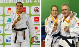 Tres atletas de judo, de pie frente a un telón de fondo, visten uniformes blancos de judo y lucen con orgullo medallas de oros nacionales colgadas del cuello. Dos posan juntos, sonrientes, mientras que otro -quizá Nisrin Bousbaa o Yudo Rivas- está solo, también sonriente.
