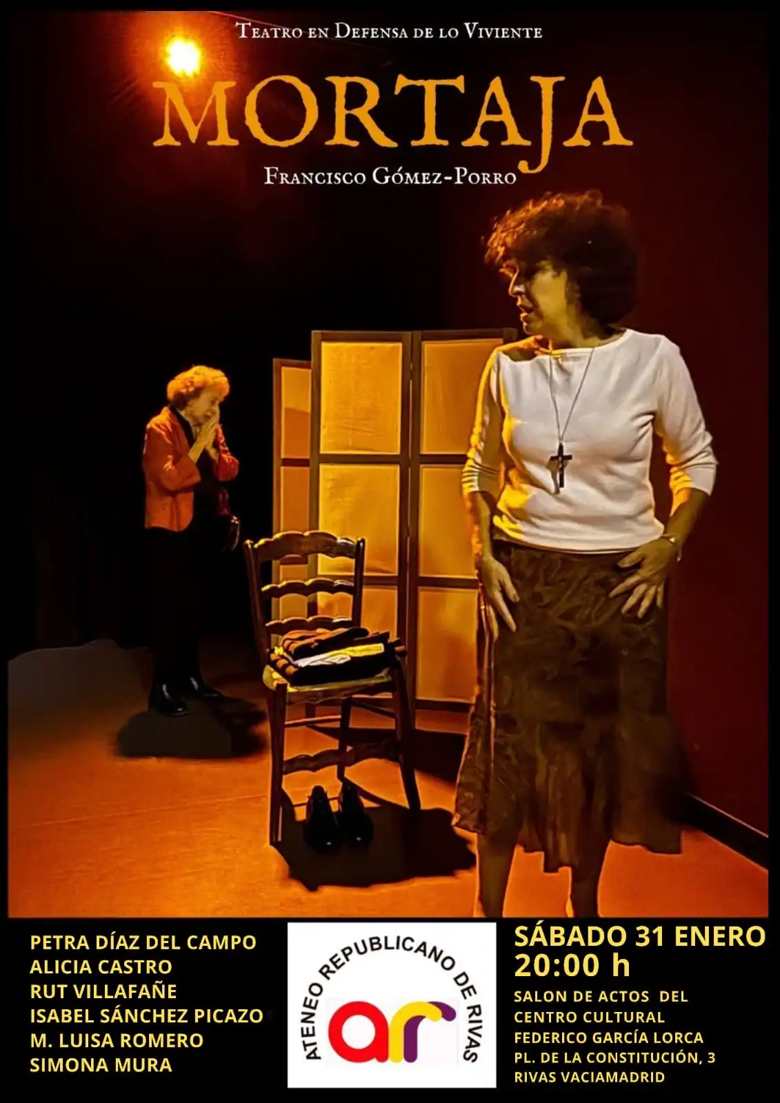 Dos mujeres de pie en un escenario poco iluminado con una silla y un abrigo al fondo. Texto muestra MORTAJA, una obra de teatro sobre crímenes del franquismo, créditos, nombres del reparto y detalles del evento para el sábado 31 de enero a las 20:00.