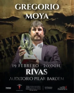 Un hombre trajeado sostiene un trofeo ante un fondo con texto. El cartel anuncia la actuación de Gregorio Moya en el 10º Festival Rivas Flamenca el 19 de febrero, a las 20:00 horas, en el Auditorio Pilar Bardem de Rivas. La información sobre las entradas figura más abajo.