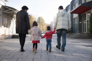 Una familia paseando por la calle | Foto de Aldeas Infantiles