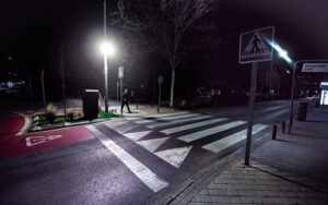Paso de peatones iluminado con alumbrado inteligente, en una calle de Rivas.