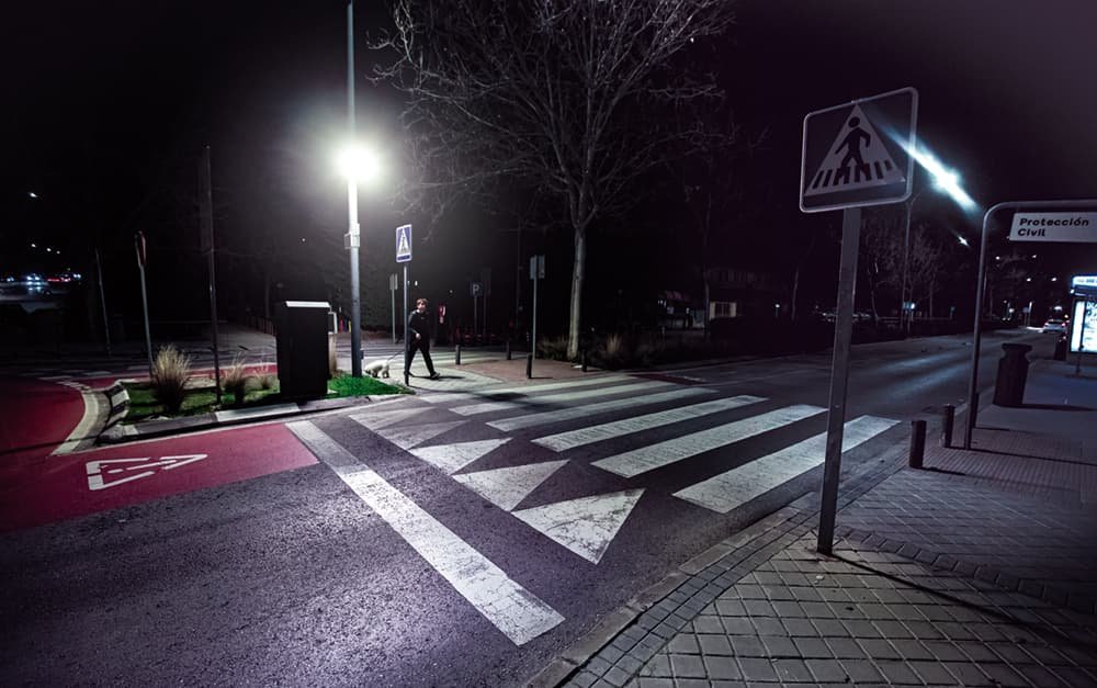 Paso de peatones iluminado con alumbrado inteligente, en una calle de Rivas.