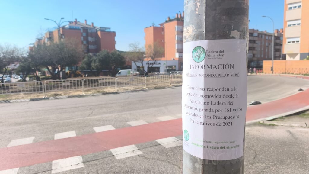 Cartel informativo de la AAVV, colocado en la propia rotonda de Pilar Miró.