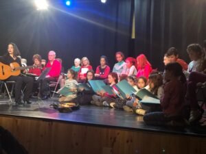 Coro intergeneracional de Rivas, que sumas las voces de mayores con las de niñas y niños de la coral Cuncuna Amarilla.