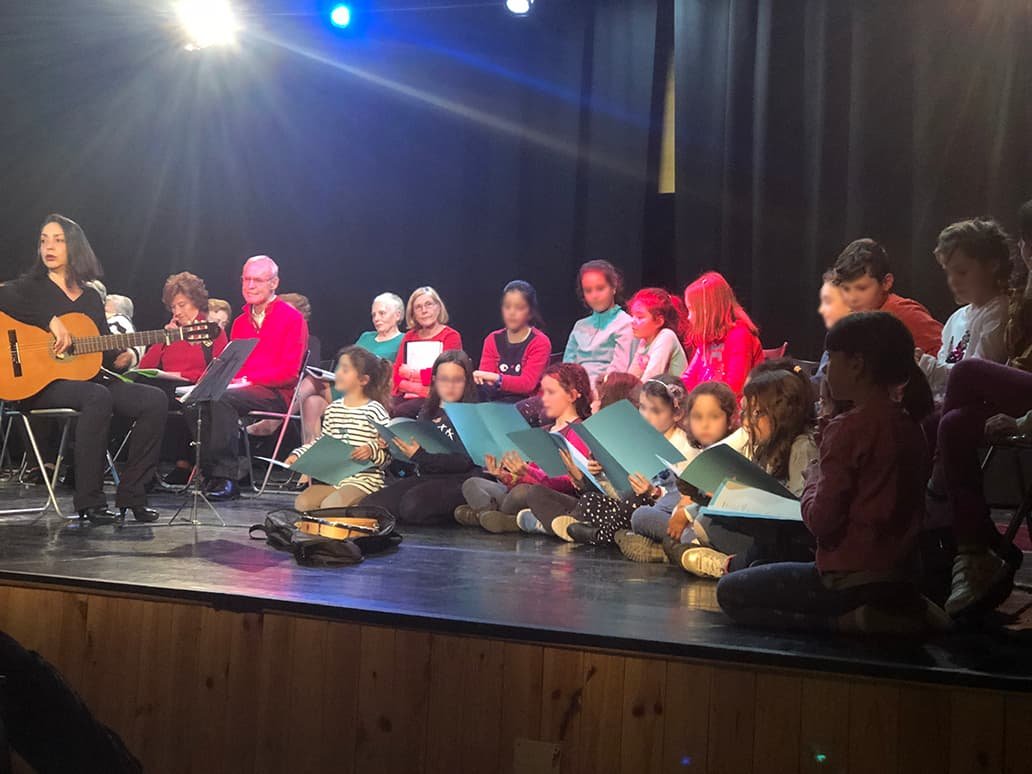 Coro intergeneracional de Rivas, que sumas las voces de mayores con las de niñas y niños de la coral Cuncuna Amarilla.