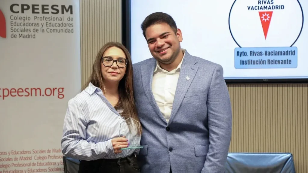 La alcaldesa A&iacute;da Castillejo recoge el premio de manos del presidente del CPEES