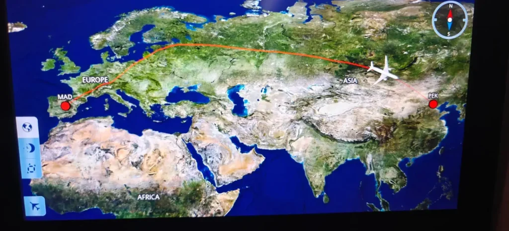 Un mapa de vuelo que muestra un avión que viaja de Madrid, España (MAD), en Europa, a Pekín, China (PEK), en Asia, con la ruta resaltada en rojo: perfecto para capturar Memorias por China durante la Semana 1 de su viaje.
