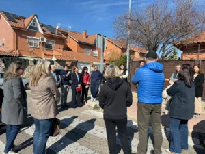 Janette Novo habla con vecinos de Rivas sobre los problemas de aparcamiento.
