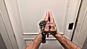 Imagen del videojuego de terror de ambientación católica, The Box.