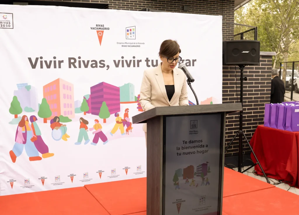 La ministra Sira Rego intervino en el acto de entrega de las 83 viviendas del Ayuntamiento de Rivas.