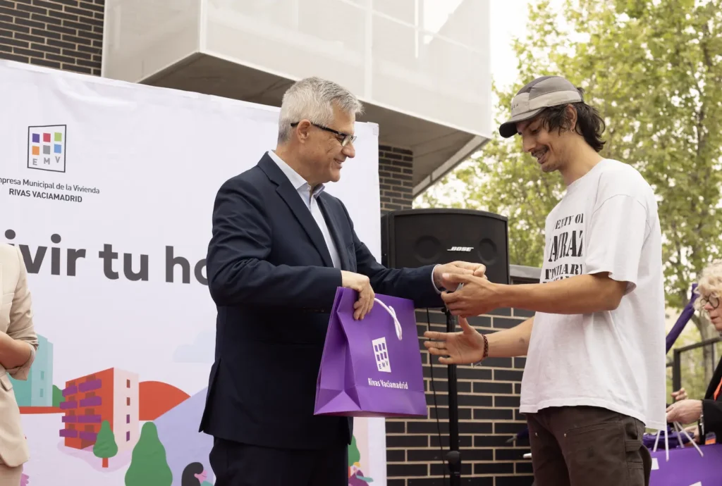 Alegría de uno de las agraciados del sorteo de las 83 viviendas de las cuales el Ayuntamiento de Rivas hizo entrega en este acto.