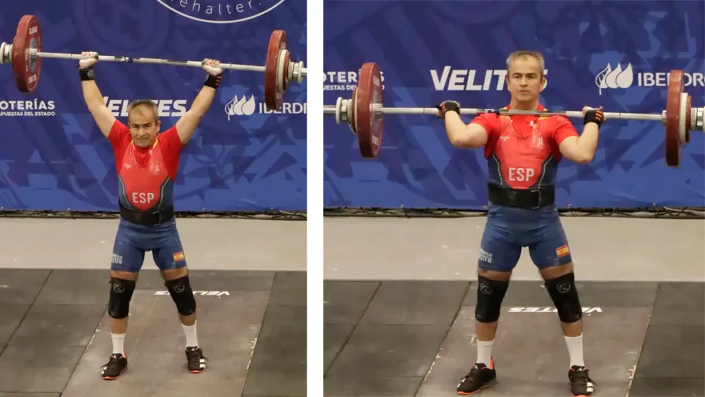 Un halter&oacute;filo con una camiseta roja con la marca ESP, identificado como Carlos Aranda, levanta una pesa por encima de la cabeza en la imagen de la izquierda y la sostiene a la altura del hombro en la de la derecha, ambas tomadas durante su candidatura al t&iacute;tulo nacional en una competici&oacute;n de halterofilia.