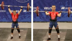 Un halterófilo con una camiseta roja con la marca ESP, identificado como Carlos Aranda, levanta una pesa por encima de la cabeza en la imagen de la izquierda y la sostiene a la altura del hombro en la de la derecha, ambas tomadas durante su candidatura al título nacional en una competición de halterofilia.