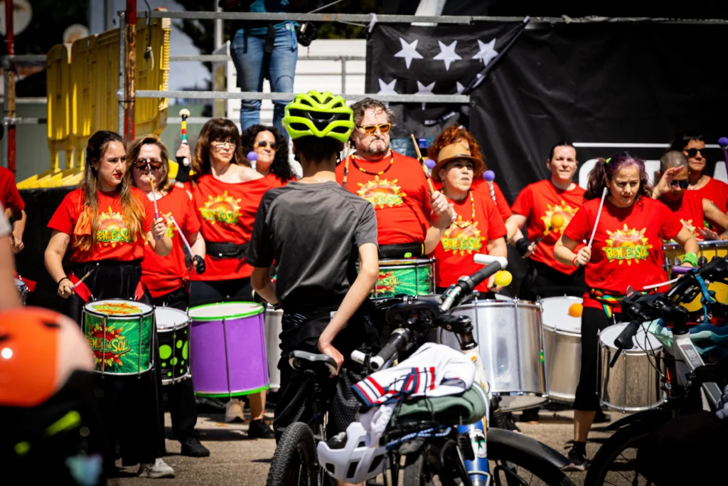 La batucada no va en bici pero animó como nadie el Ripenkleta Fest.