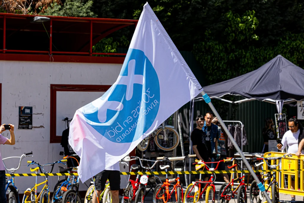 La bandera de la campaña '30 días en bici' recuerda el objetivo de promoción del transporte en bici.
