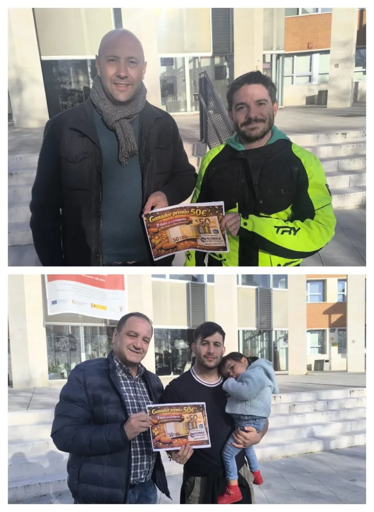 Dos hombres de pie al aire libre en Rivas sostienen un certificado de premio de 50 euros. En la foto inferior, dos hombres -uno con un niño- muestran un certificado similar.