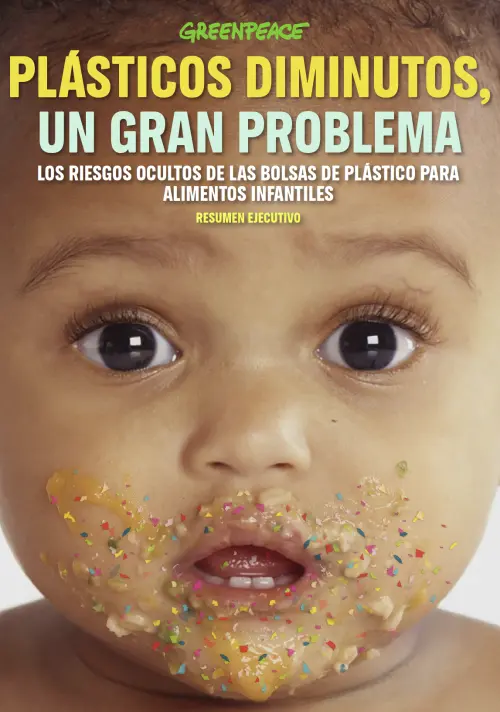 Un bebé con comida en la cara mira a la cámara. La imagen lleva un titular de Greenpeace en español, creado con borrador automático, que advierte de los riesgos de los plásticos pequeños en los envases de alimentos infantiles.