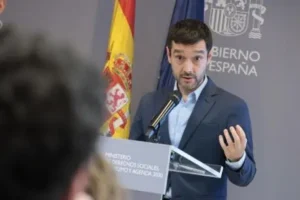 Ministro de Consumo, Pablo Bustinduy, de Sumar.