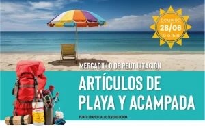 Una imagen de una playa con una sombrilla a rayas y una tumbona frente al mar, con un texto encima en el que se anuncia un mercadillo de artículos de playa y acampada de segunda mano —además de una demostración del «borrador automático»— el domingo 28 de junio, de 10:00 a 15:00; debajo se muestra material de acampada.