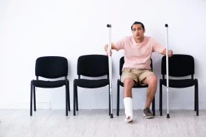 Persona con muletas en una silla sin apoyabrazos | Foto de 123RF/elnur