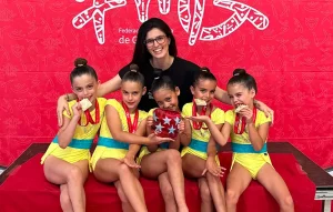Gimnastas de Rivas revalidan el título de campeonas de Madrid. Las gimnastas benjamines posan con su entrenadora, Alicia González. (Ayuntamiento de Rivas)