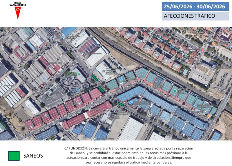 Un mapa satelital con capas de color resalta las calles afectadas y las restricciones de aparcamiento debido a las obras de reparación del alcantarillado en una zona comercial. En una franja azul situada en la parte superior se enumeran los cortes de tráfico del 25/06/2026 al 30/06/2026, como parte del Plan de Asfaltado de Rivas.