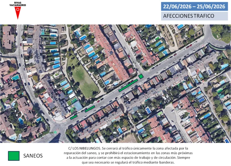 Vista aérea de una calle residencial en la que se muestran, resaltadas en verde, las zonas en las que se llevarán a cabo obras de reparación del alcantarillado. En el recuadro se indican los cortes de tráfico y las restricciones de aparcamiento en las calles afectadas, concretamente en la calle Los Nibelungos, del 22 al 25 de junio de 2026, en el marco del Plan de Asfaltado 2026.