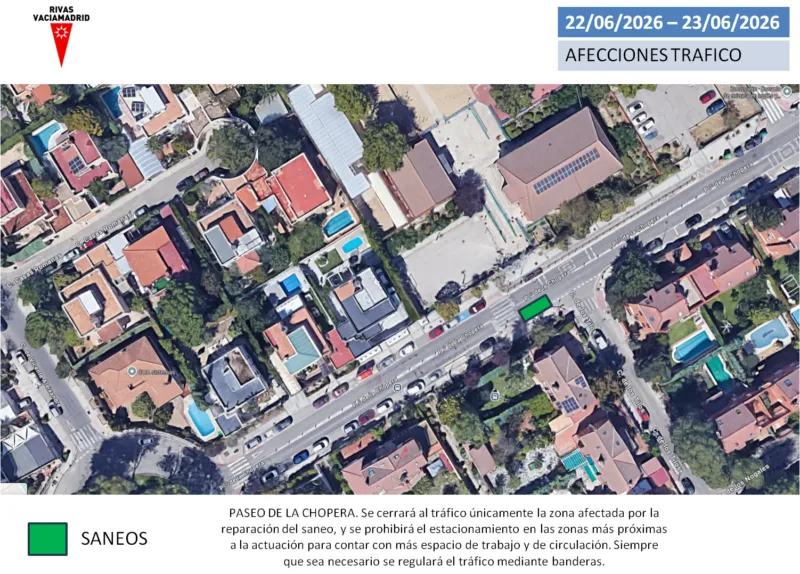 Vista aérea de un barrio residencial con viviendas y coches aparcados. Un rectángulo verde señala las calles afectadas por las obras de reparación del alcantarillado en el marco del Plan de Asfaltado de Rivas, con cortes de tráfico y restricciones de aparcamiento del 22 al 23 de junio de 2026.