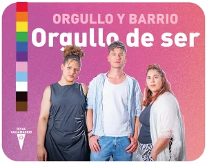 Tres personas de pie delante de un fondo rosa degradado con "Orgullo y Barrio Orgullo de ser". A la izquierda, una bandera vertical del orgullo del progreso y, en la parte inferior, el logotipo de Rivas Vaciamadrid, celebrando la fiesta LGTBI y la reivindicación LGTBI.