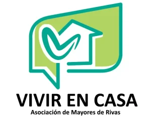 Un logotipo en tonos verde y verde azulado con una casa dentro de un bocadillo, que presenta un diseño en forma de marca de verificación. Debajo, un texto en negro reza «VIVIR EN CASA Asociación de Mayores de Rivas», lo que pone de relieve el compromiso de la asociación con las personas mayores de Rivas.
