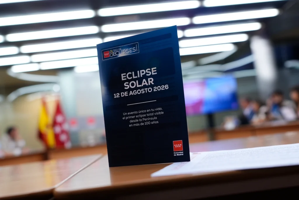 Folleto de la Comunidad de Madrid sobre el eclipse solar del 12 de agosto.