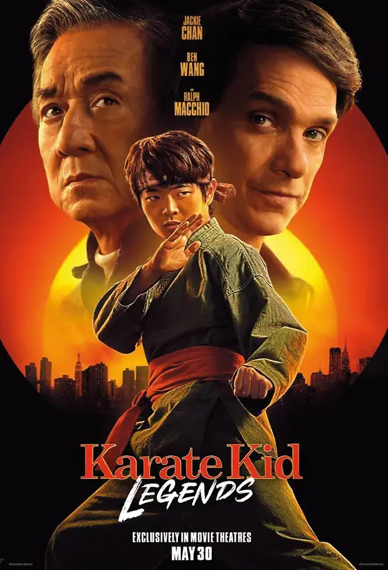 El cartel de la película «Karate Kid Legends» muestra a tres personajes en posturas de artes marciales, con la puesta de sol sobre el perfil urbano de Rivas como telón de fondo: perfecto para el cine de verano. La fecha de estreno es el 30 de mayo.